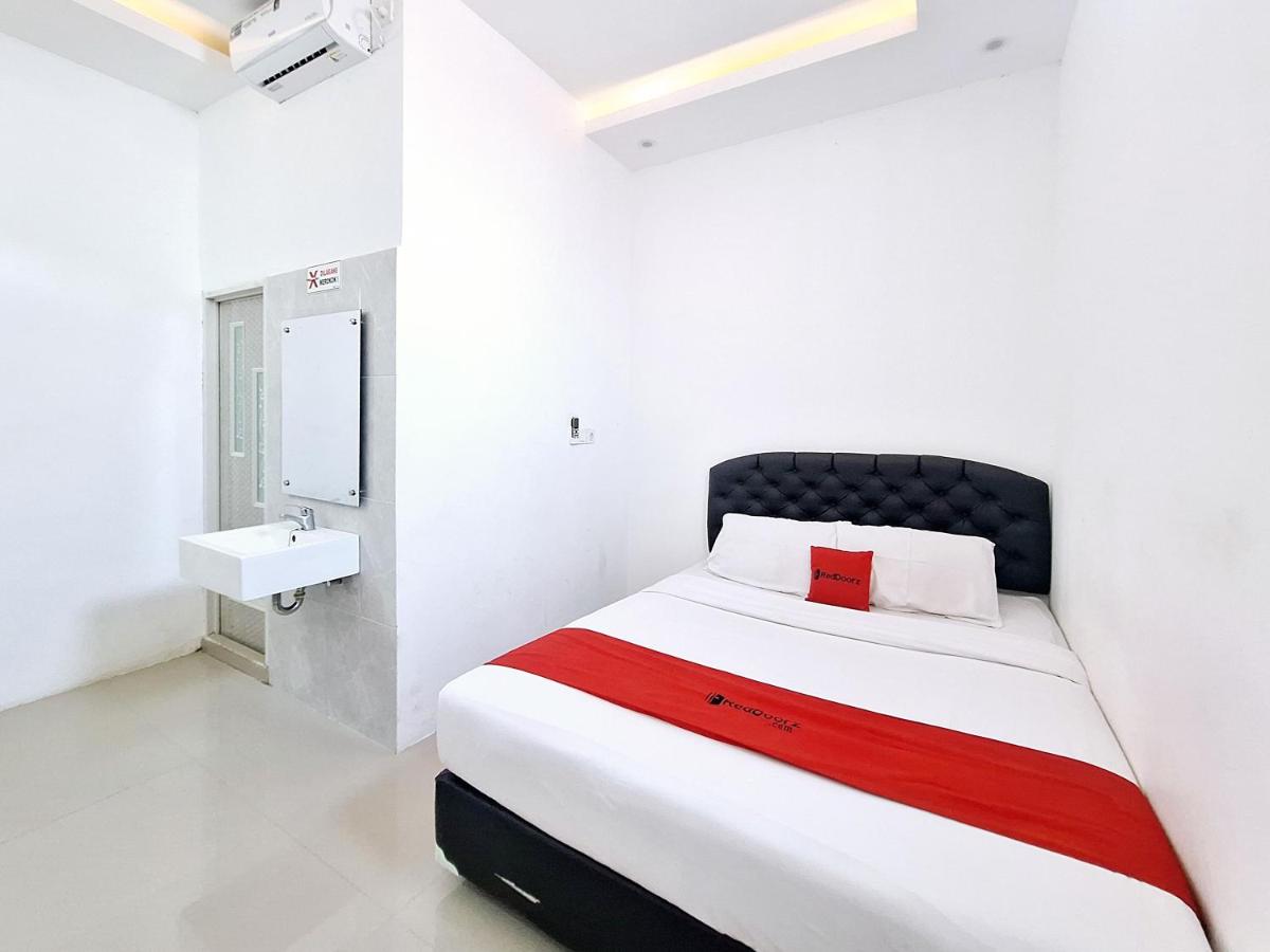 RedDoorz near Stasiun Kediri - Housity