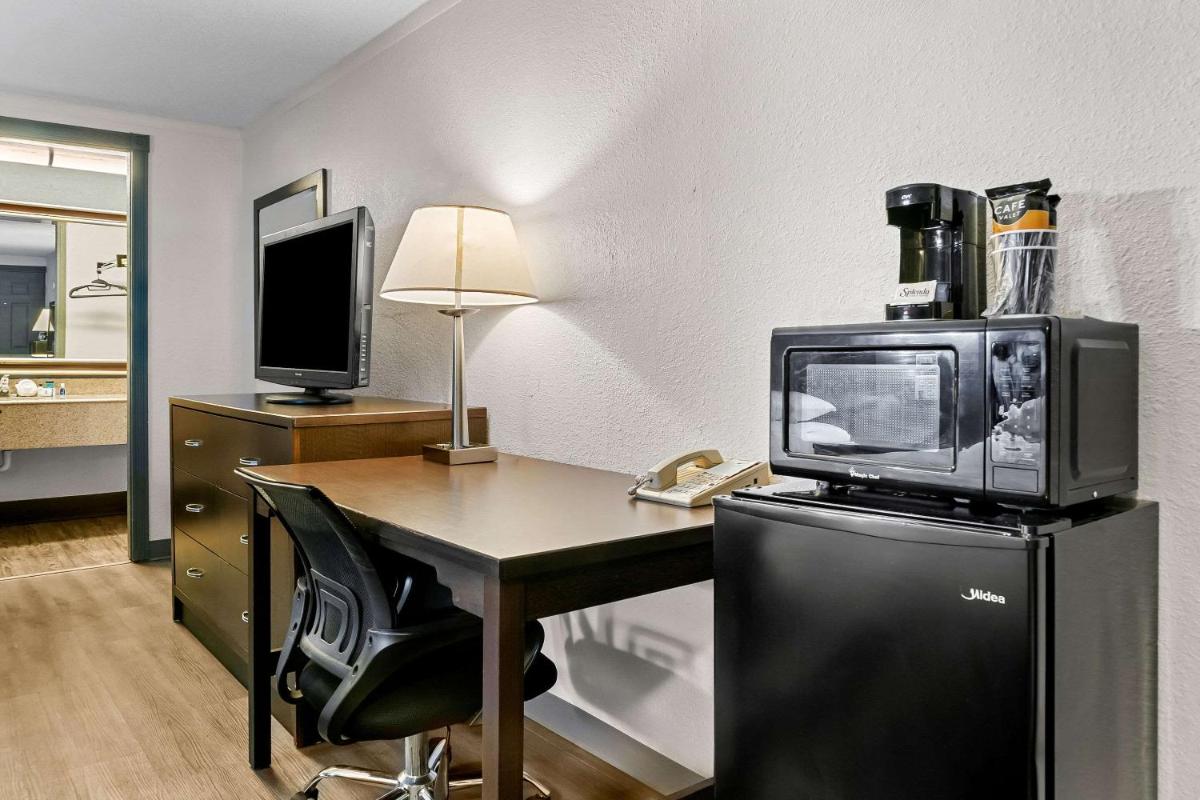 Rodeway Inn & Suites - Housity