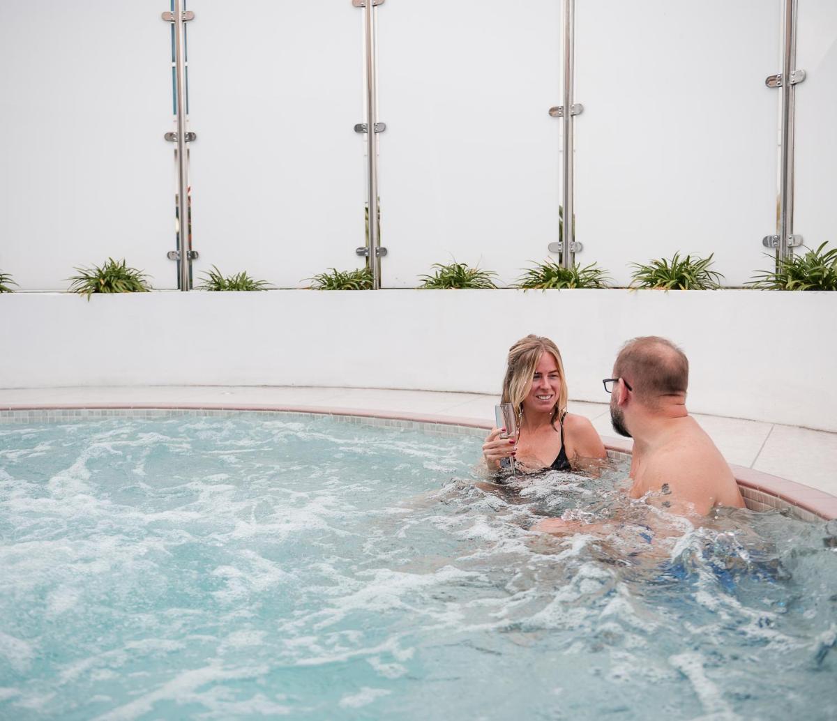 St Moritz Hotel - Housity
