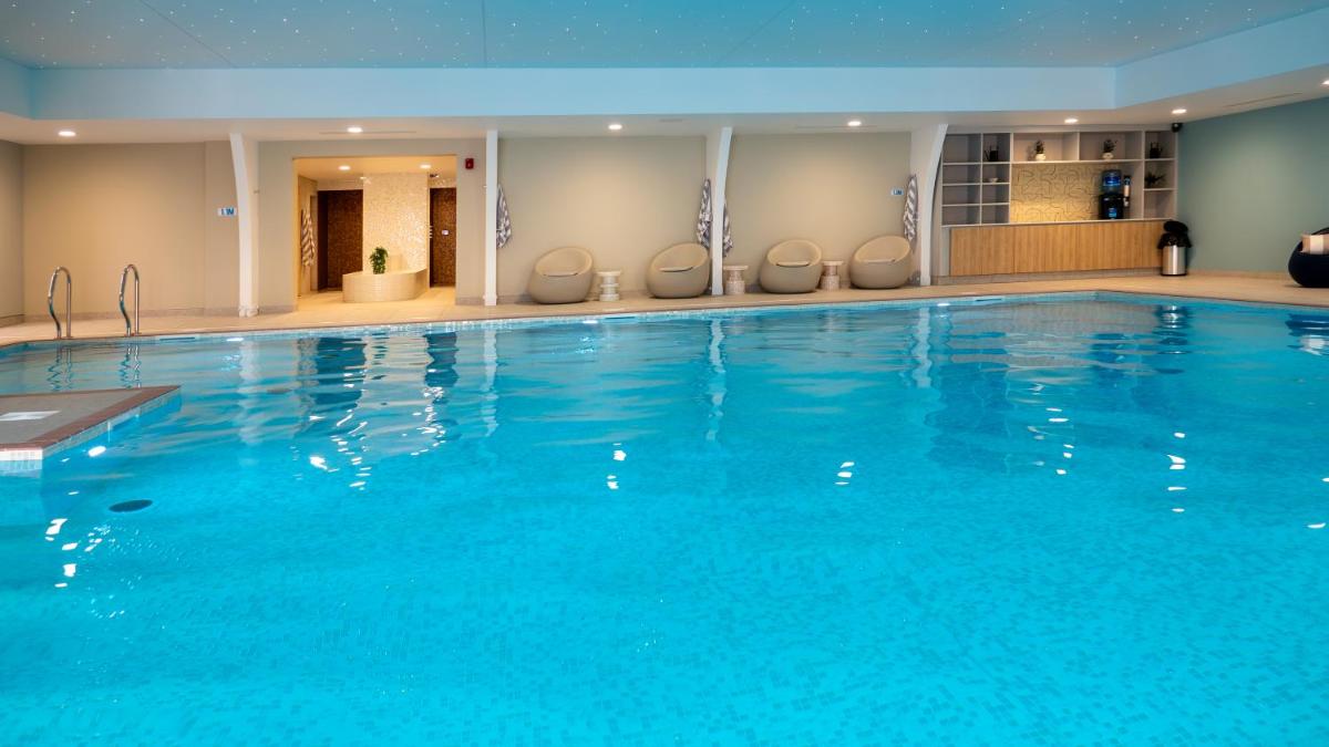 St Moritz Hotel - Housity