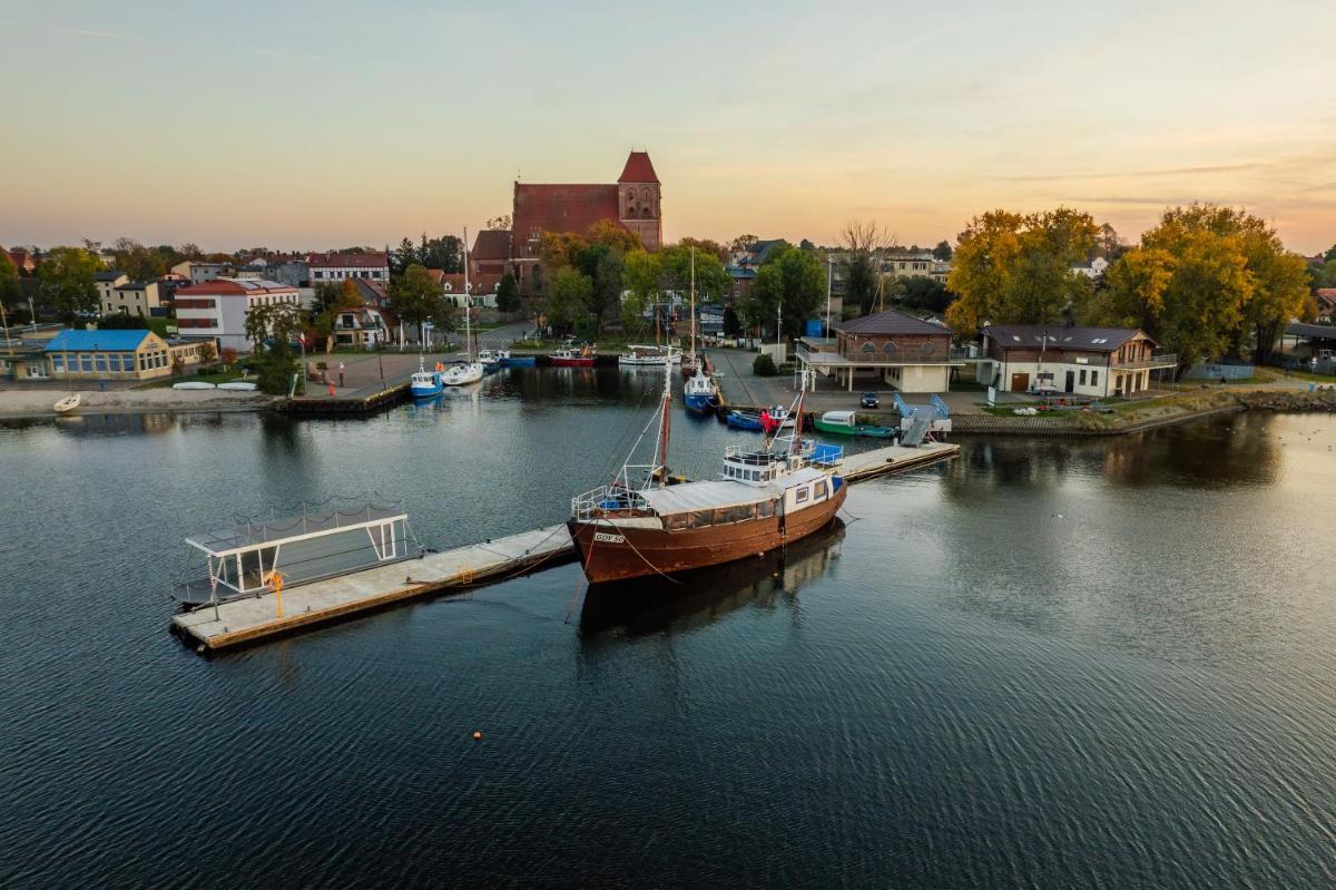 Houseboat GDY-50, dom na wodzie z sauną i jacuzzi - Housity