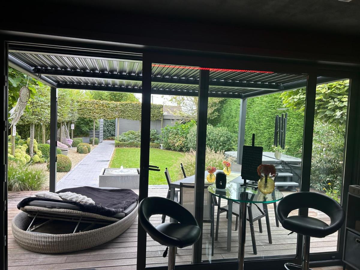 La chambre du puits avec 2 jacuzzis , sauna et Hammam privatif - Housity