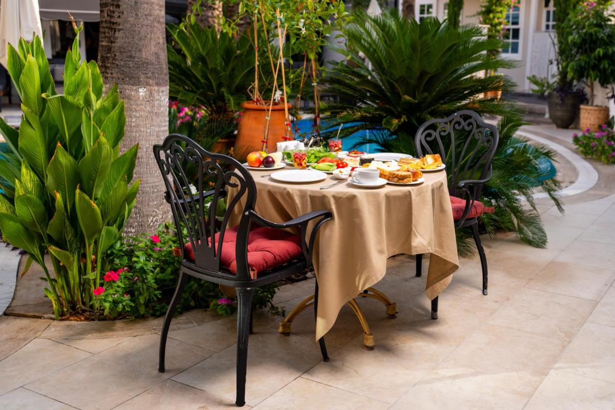 Elegance East Hotel - Housity