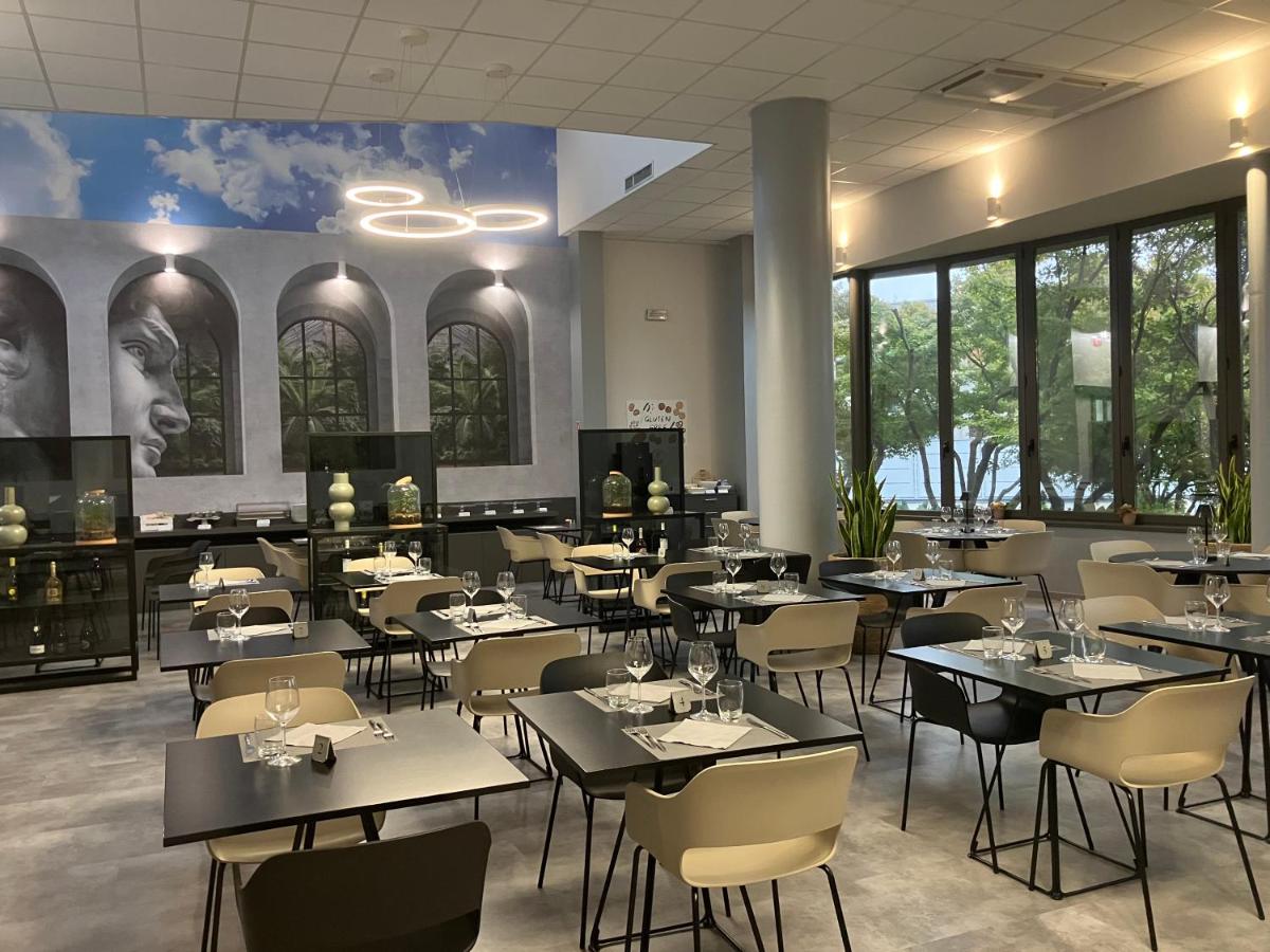 Break Hotel - Housity