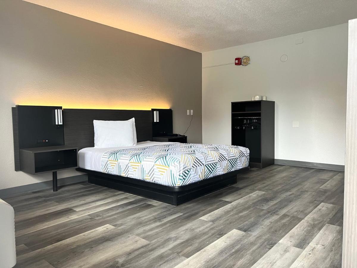 Motel 6-Middleburg Heights, OH - Cleveland - Housity
