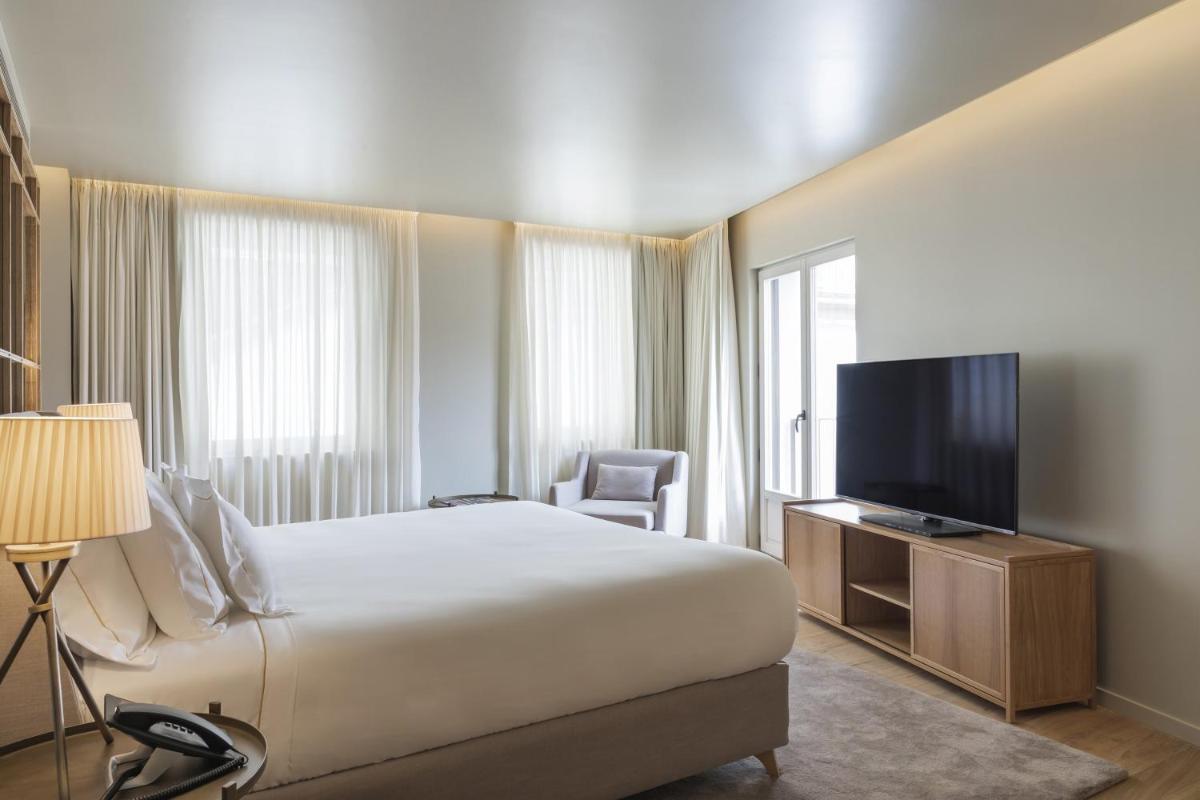 Uma televisão e/ou sistema de entretenimento em Casa da Companhia Hotel & Spa, Vignette Collection by IHG