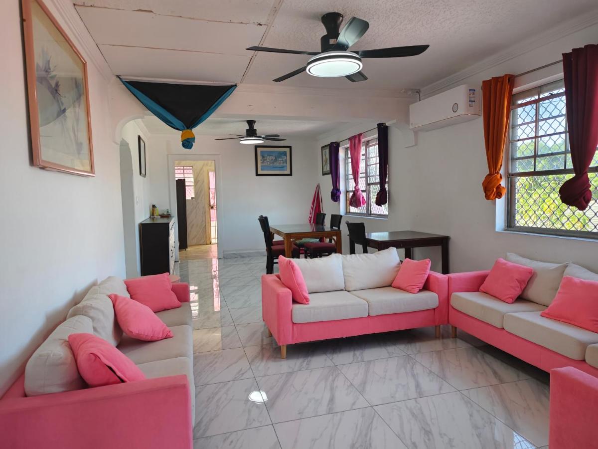 Da Pink And White Palace - Housity