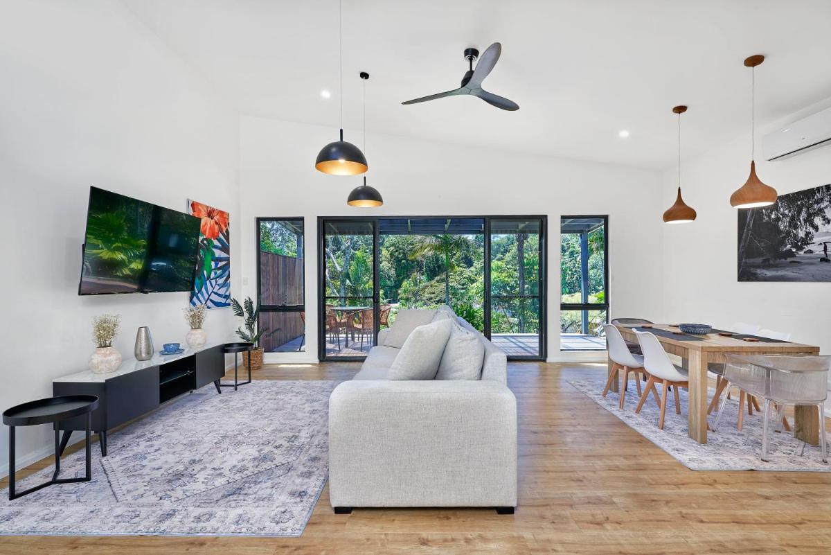 Tropical View Modern Retreat - Housity