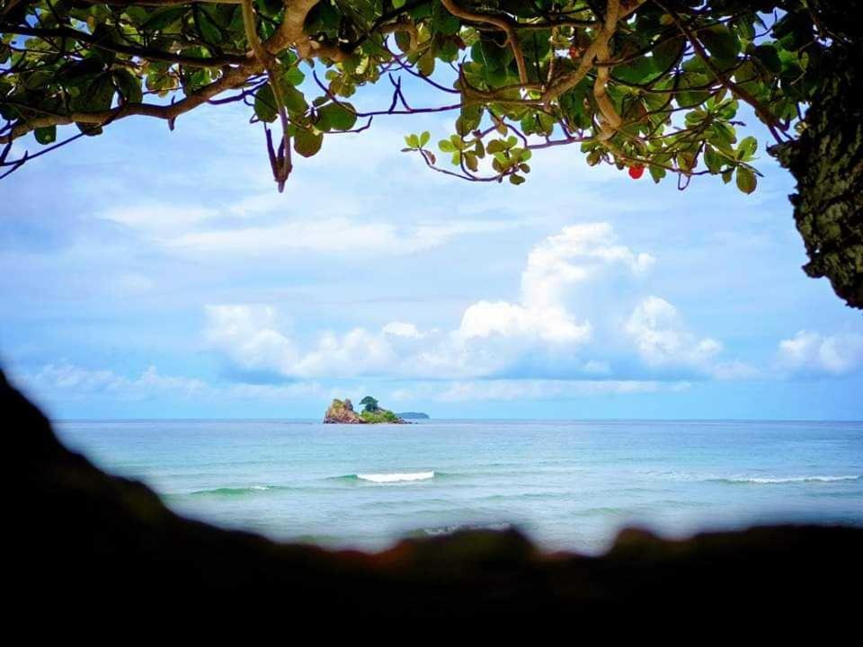 ทีพักติดหาดแหลมแม่พิมพ์Mantra Condo Rayong - Housity