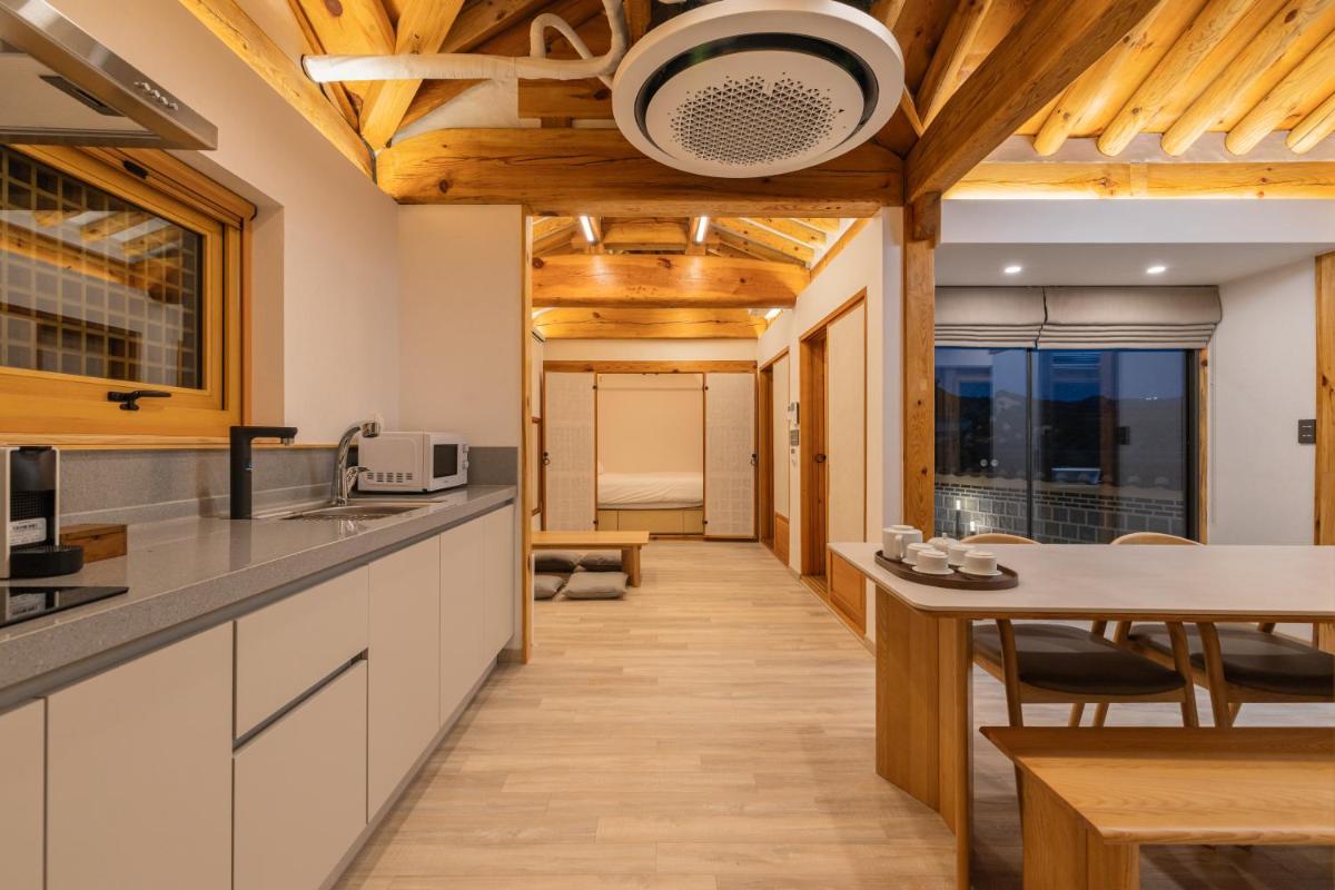 Luxury Hanok Seochon Stay - Housity