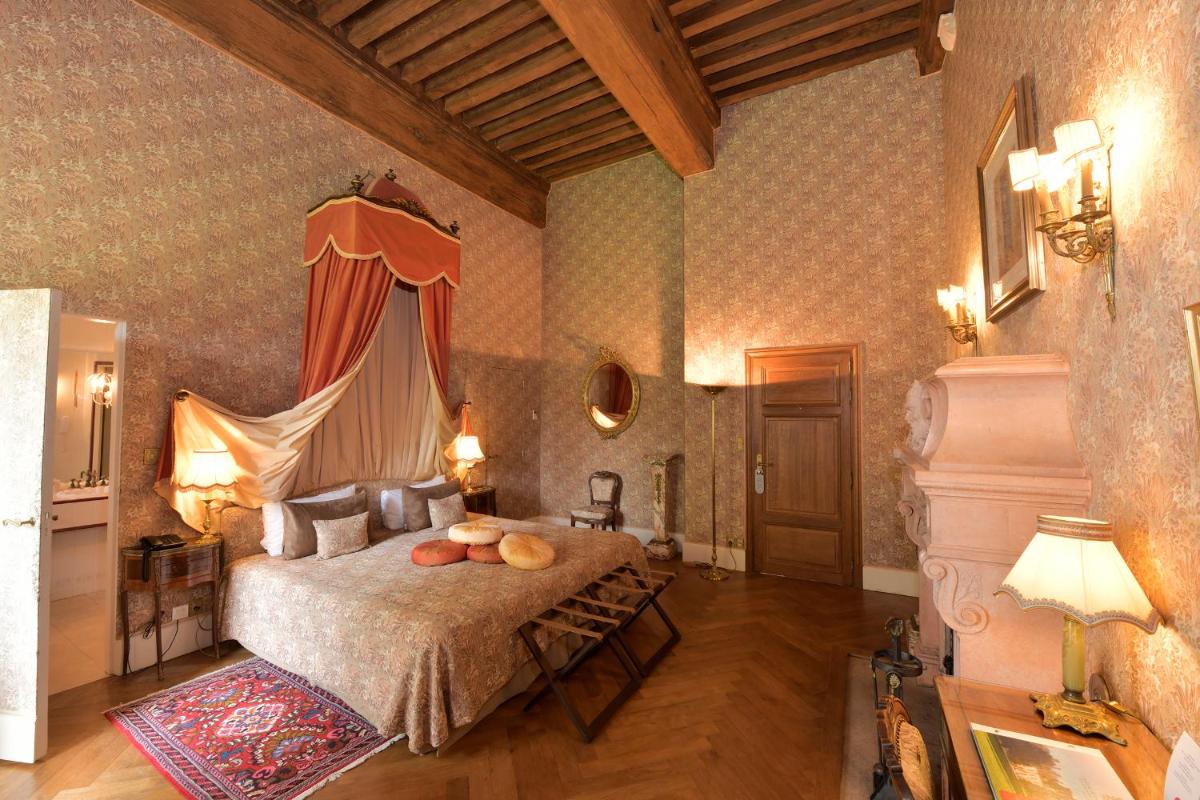 - une chambre avec un lit et des fruits dans l'établissement Château de Vault de Lugny, à Vault-de-Lugny