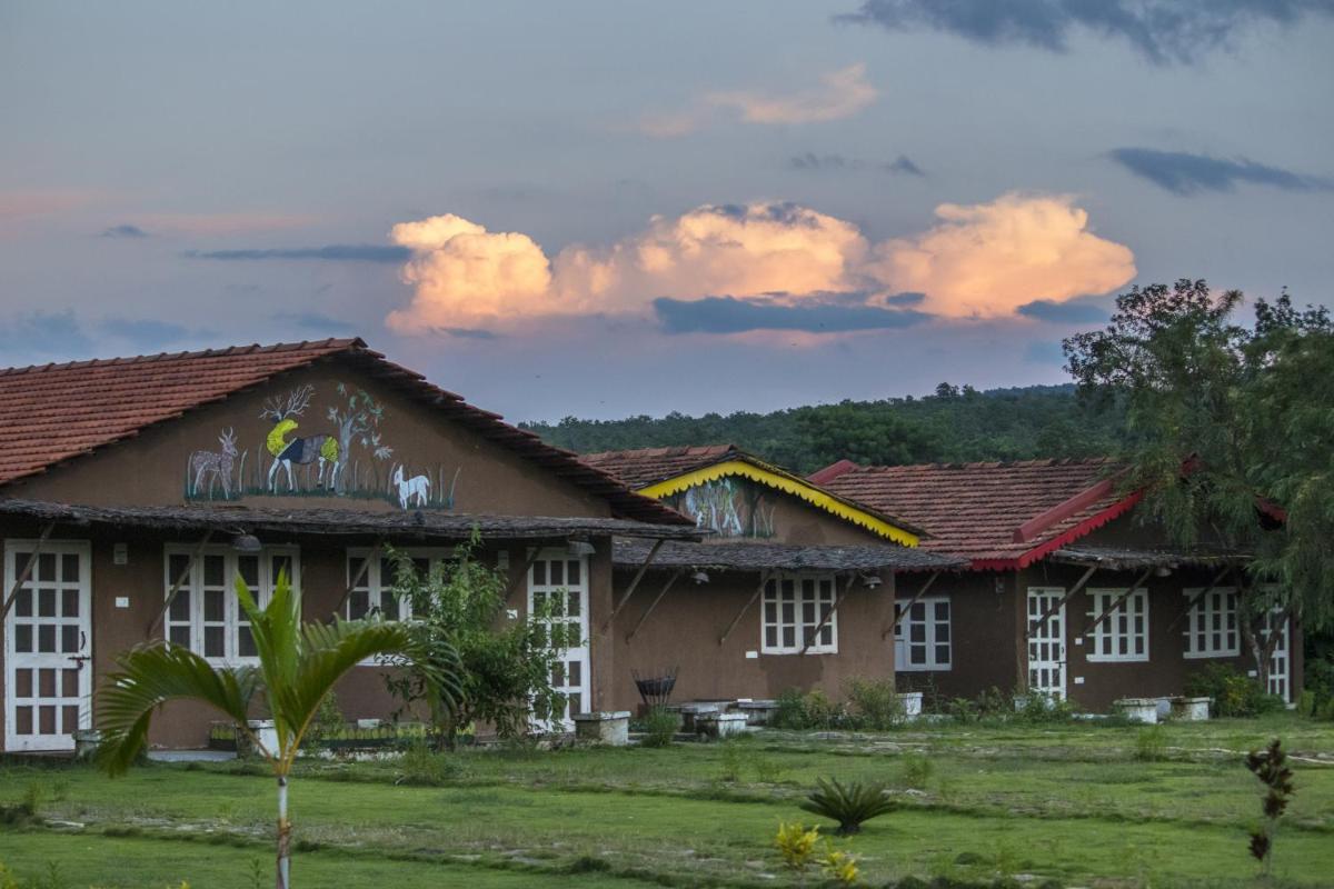 WOW STAYZ2 Pachmarhi Foothill Cottages - Housity