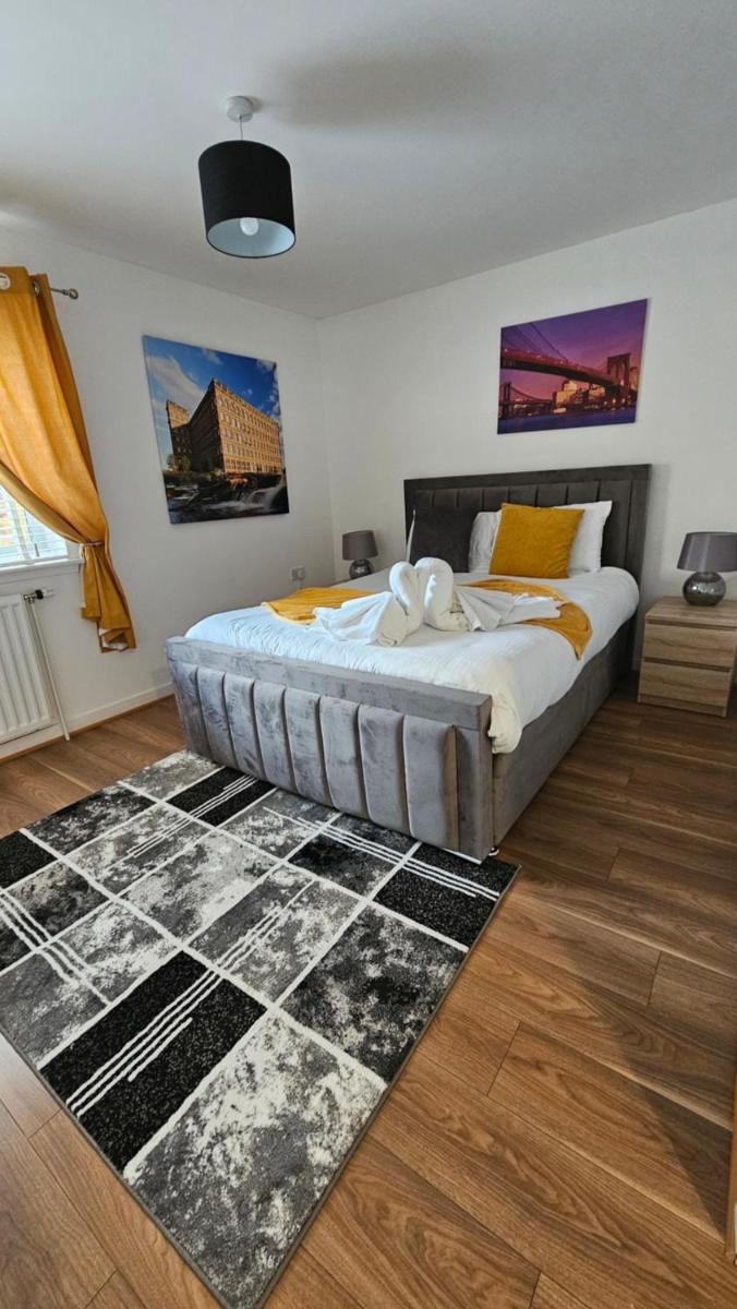 Silverburn new house with free parking and nice garden - Housity