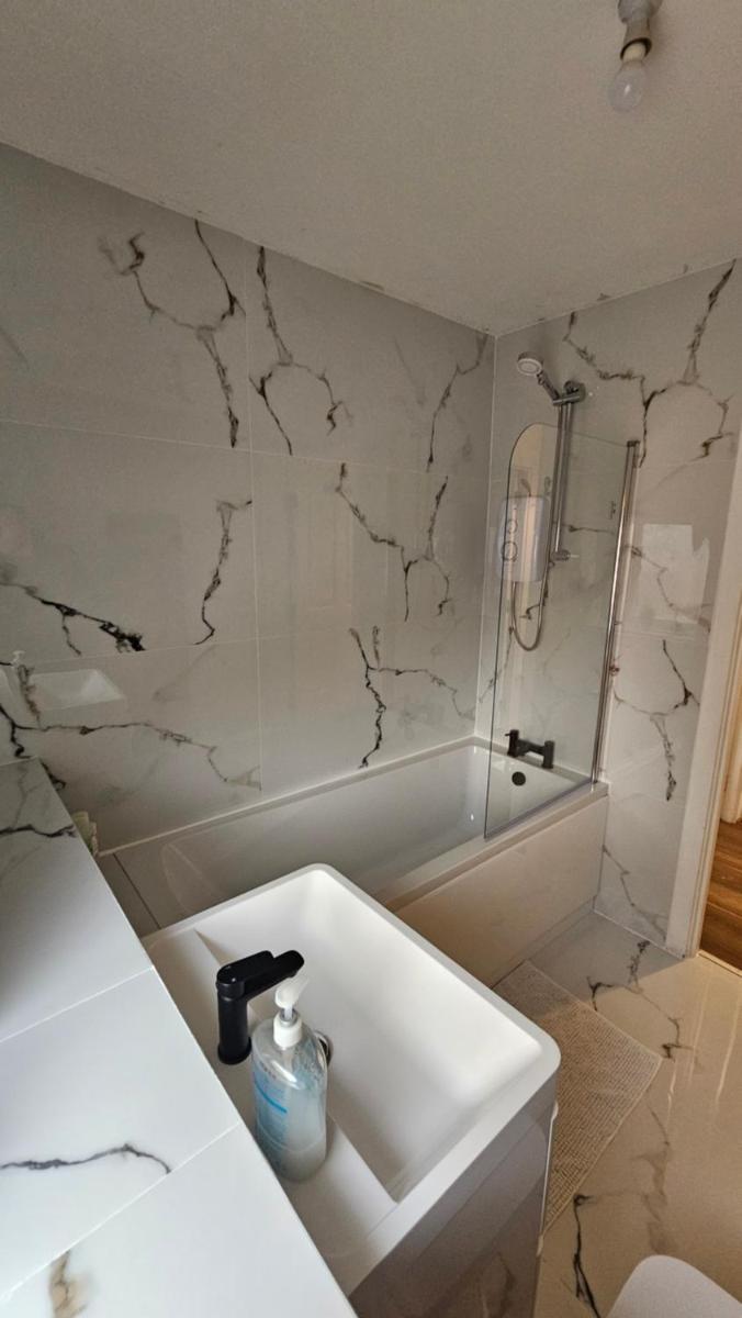 Silverburn new house with free parking and nice garden - Housity