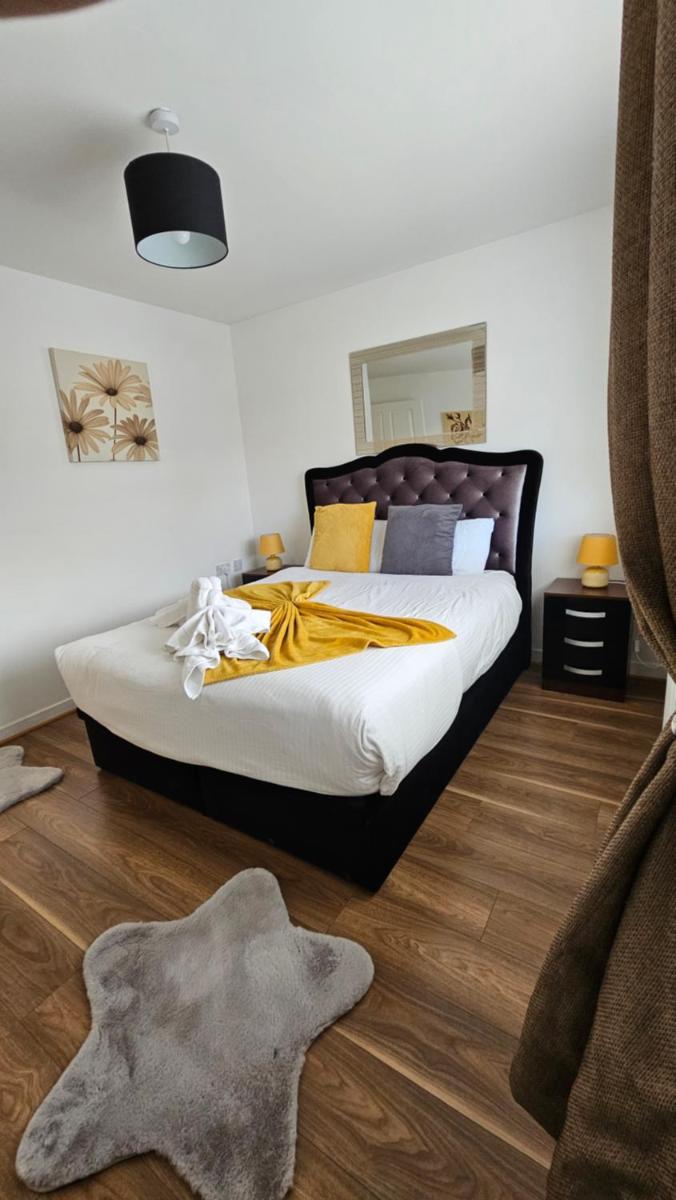 Silverburn new house with free parking and nice garden - Housity