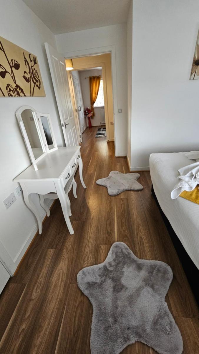 Silverburn new house with free parking and nice garden - Housity