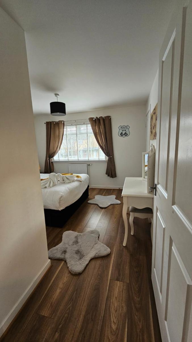 Silverburn new house with free parking and nice garden - Housity