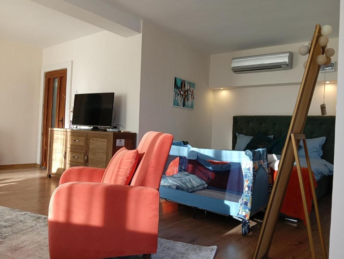 1-Cozy studio with FRENCH WINDOWS - Housity