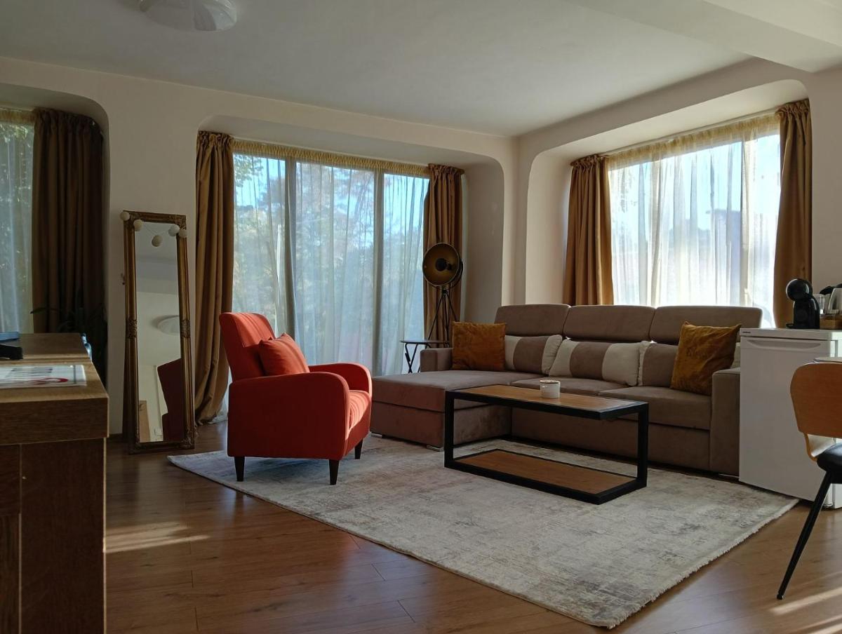 1-Cozy studio with FRENCH WINDOWS - Housity