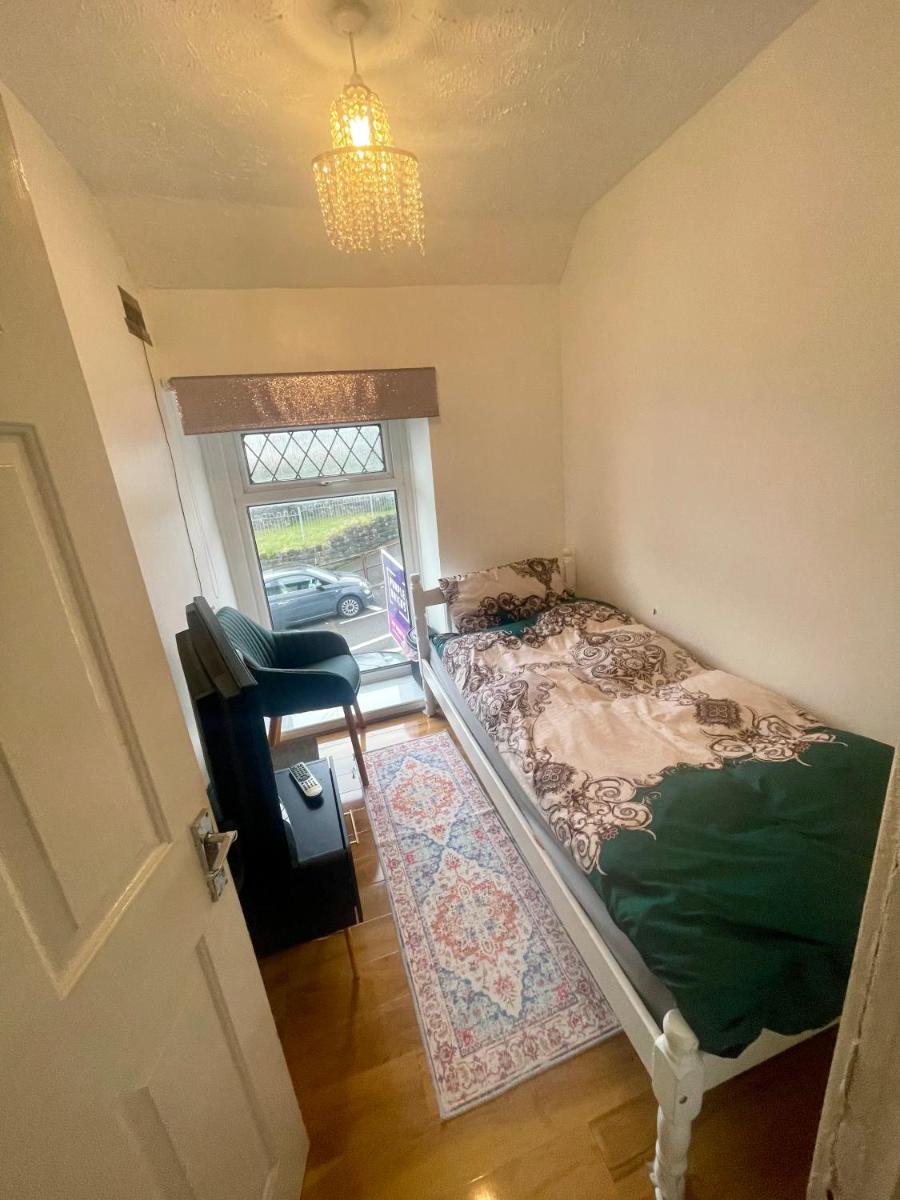 Single bed in a peaceful house in Morriston - Housity