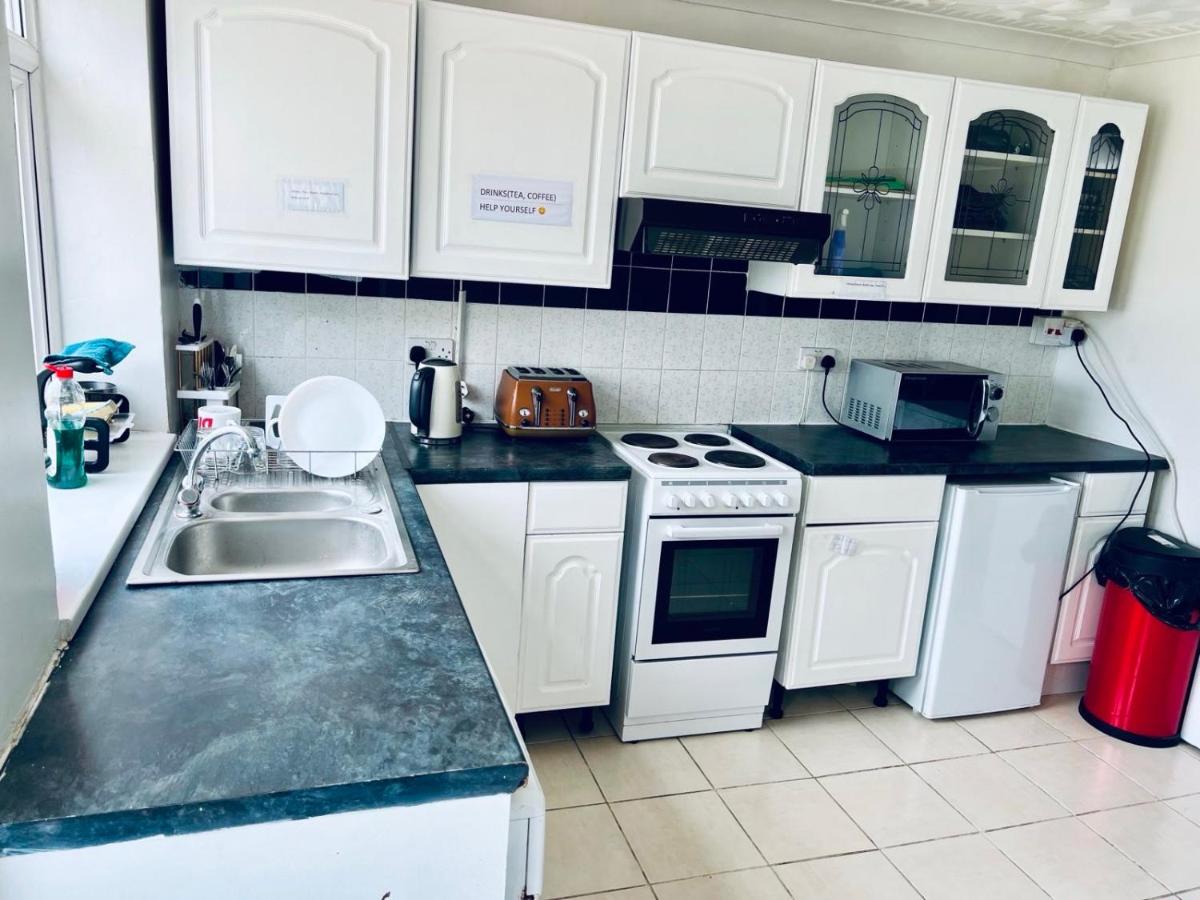Single bed in a peaceful house in Morriston - Housity