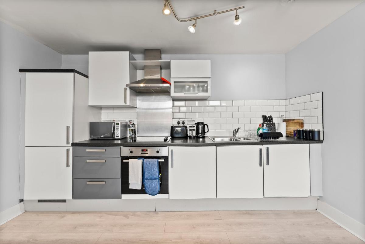 30 percent off! Stylish Apartment in Dewsbury -Close to Leeds - Housity