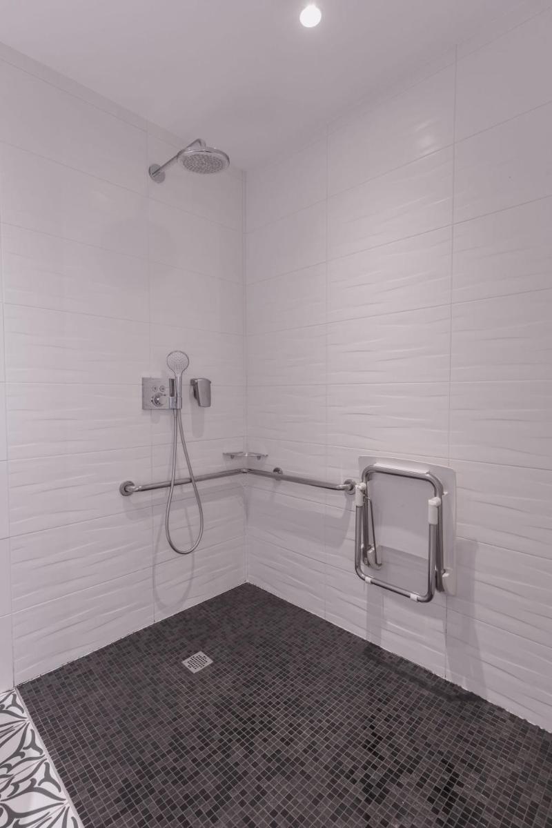 Salle de bains dans l'établissement Le Cornouaille Hotel & Spa