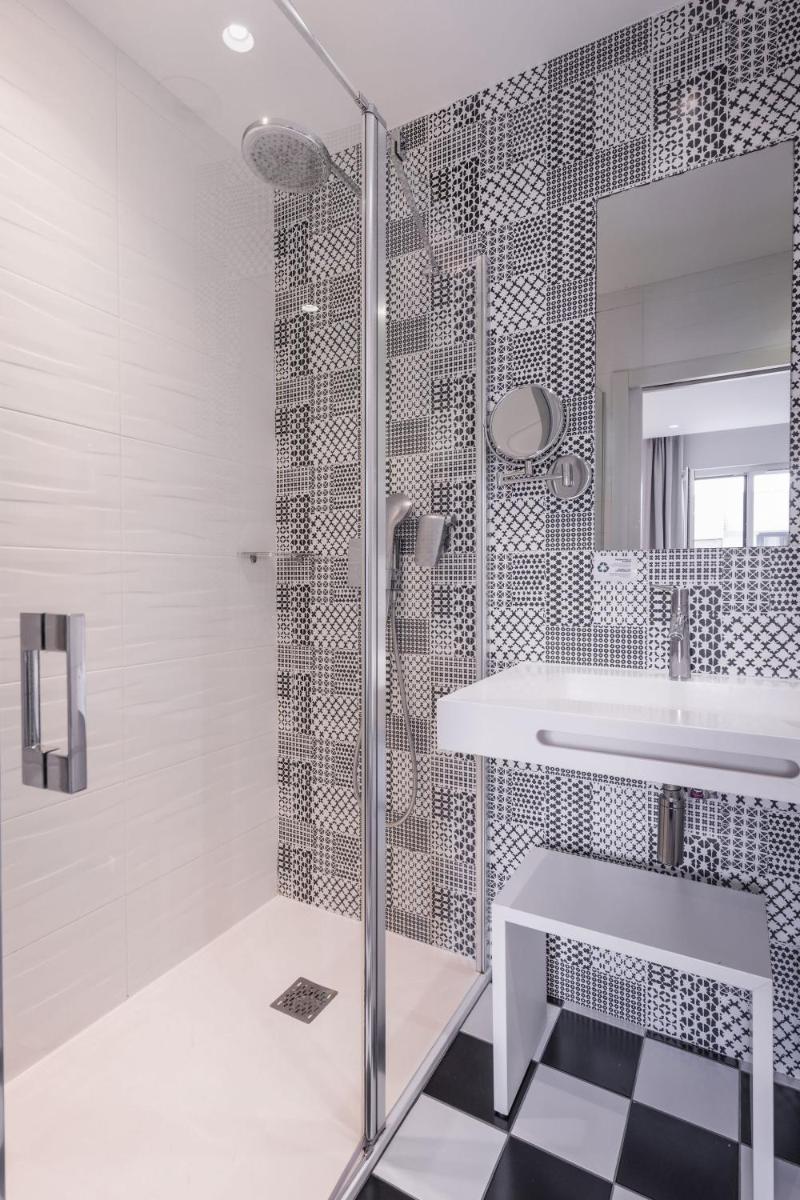 Salle de bains dans l'établissement Le Cornouaille Hotel & Spa