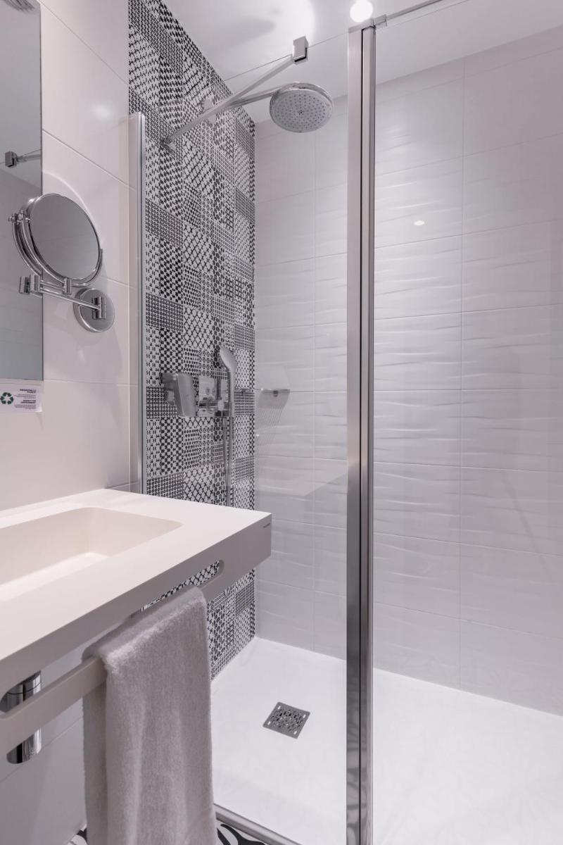 Salle de bains dans l'établissement Le Cornouaille Hotel & Spa