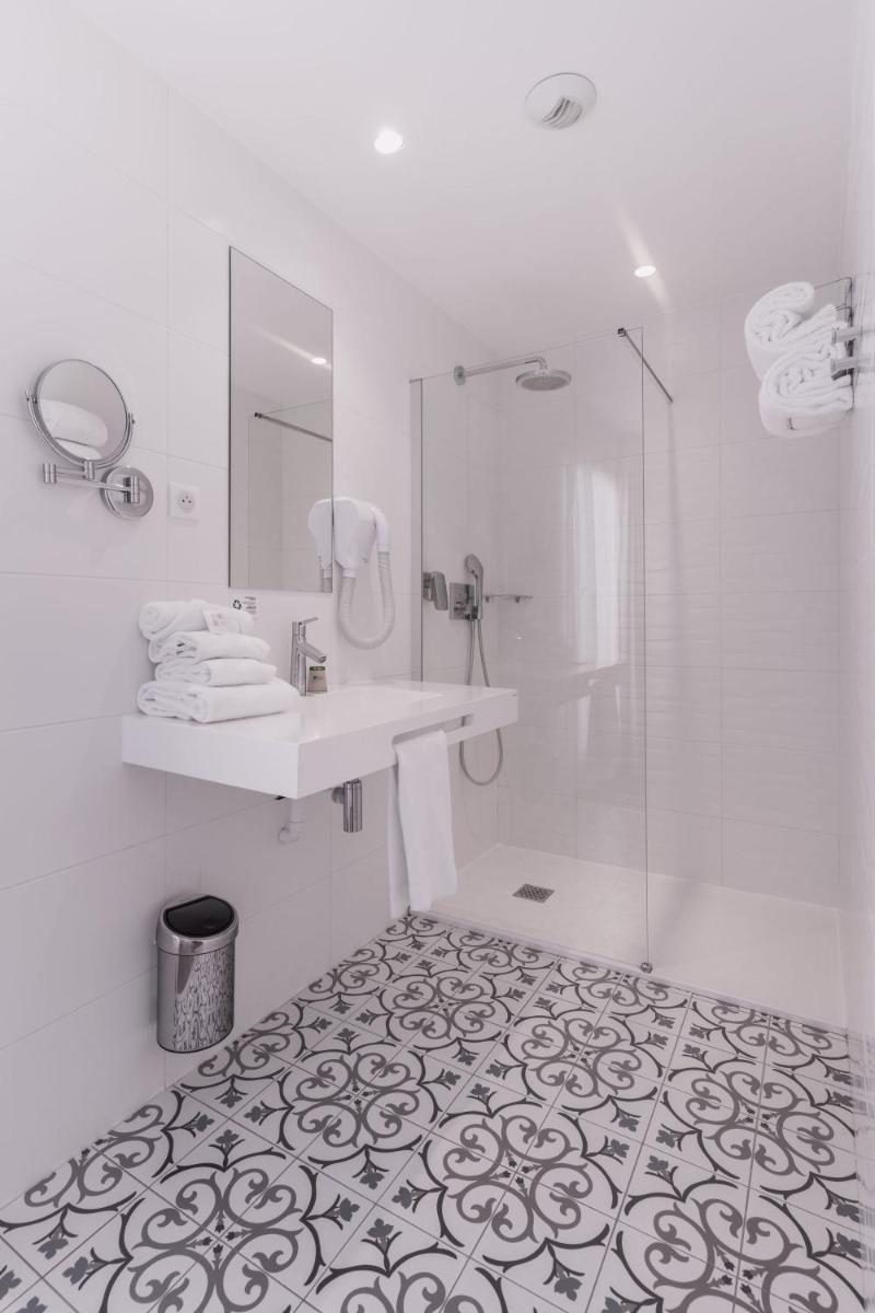 Salle de bains dans l'établissement Le Cornouaille Hotel & Spa