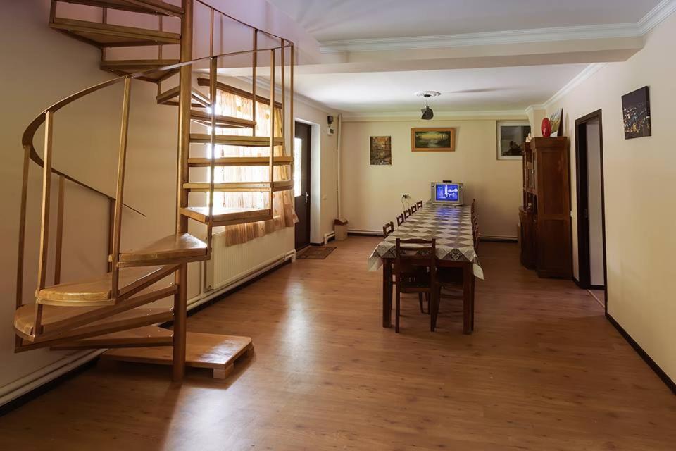 Hotel Nini - Housity