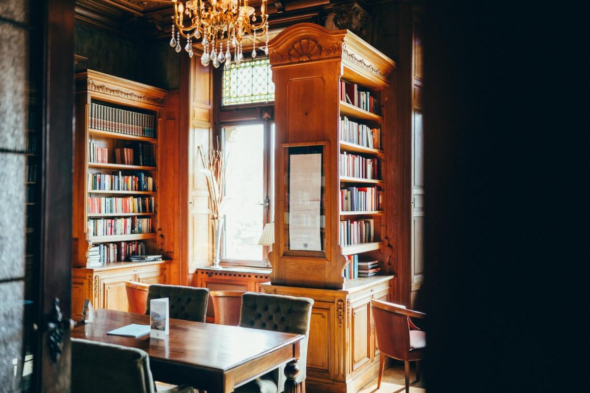 ein Esszimmer mit Tisch und Stühlen und einem Fenster in der Unterkunft Schloss Lieser, Autograph Collection in Lieser + 95 Fotos