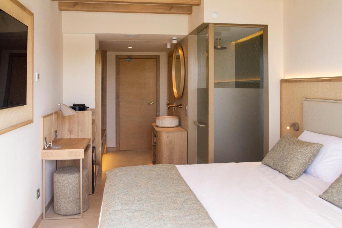 Cama o camas de una habitación en Iberostar Selection Es Trenc -New Opening-