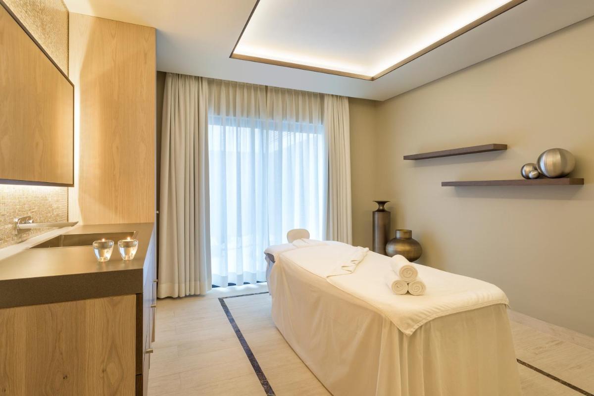 Uma cama ou camas num quarto em Pine Cliffs Hotel, a Luxury Collection Resort, Algarve
