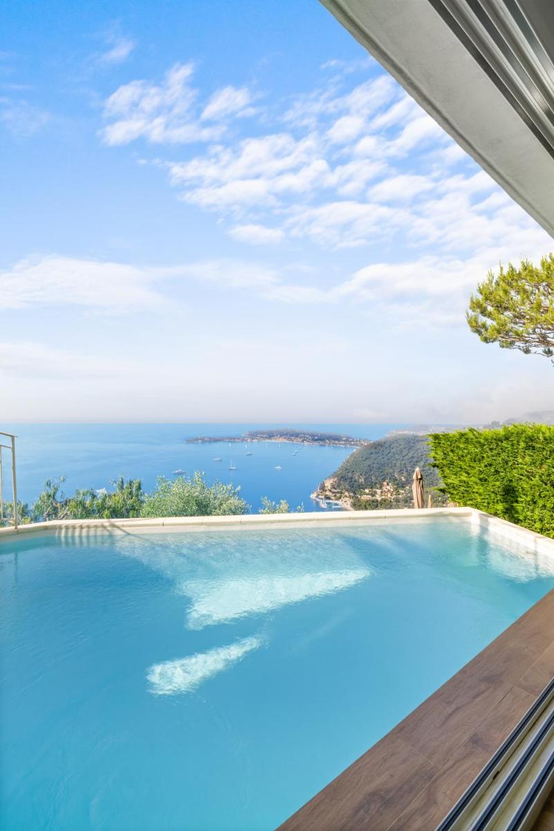 une piscine avec vue sur l'océan dans l'établissement La Chèvre d'Or, à Èze