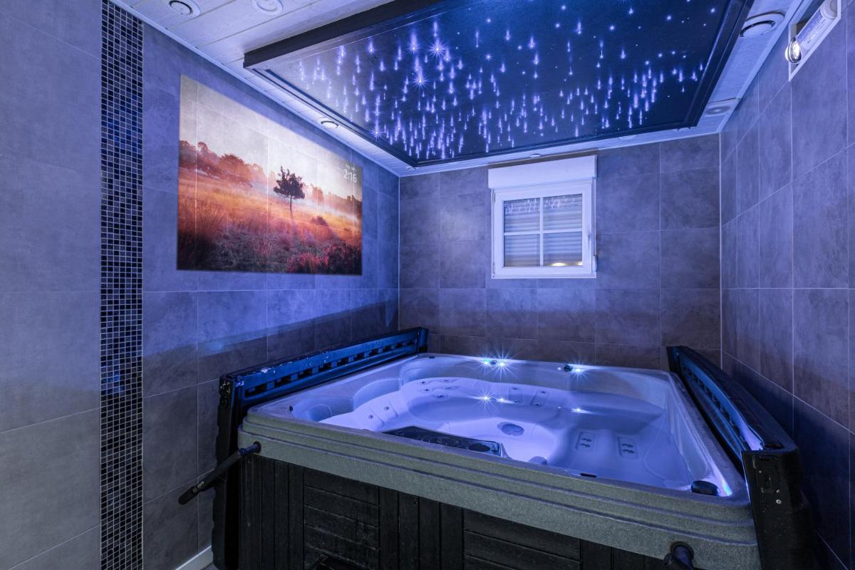 Gites Spa Strasbourg - Villa Ours - SPA Privé, Sauna, Borne d'arcade, Babyfoot - Housity