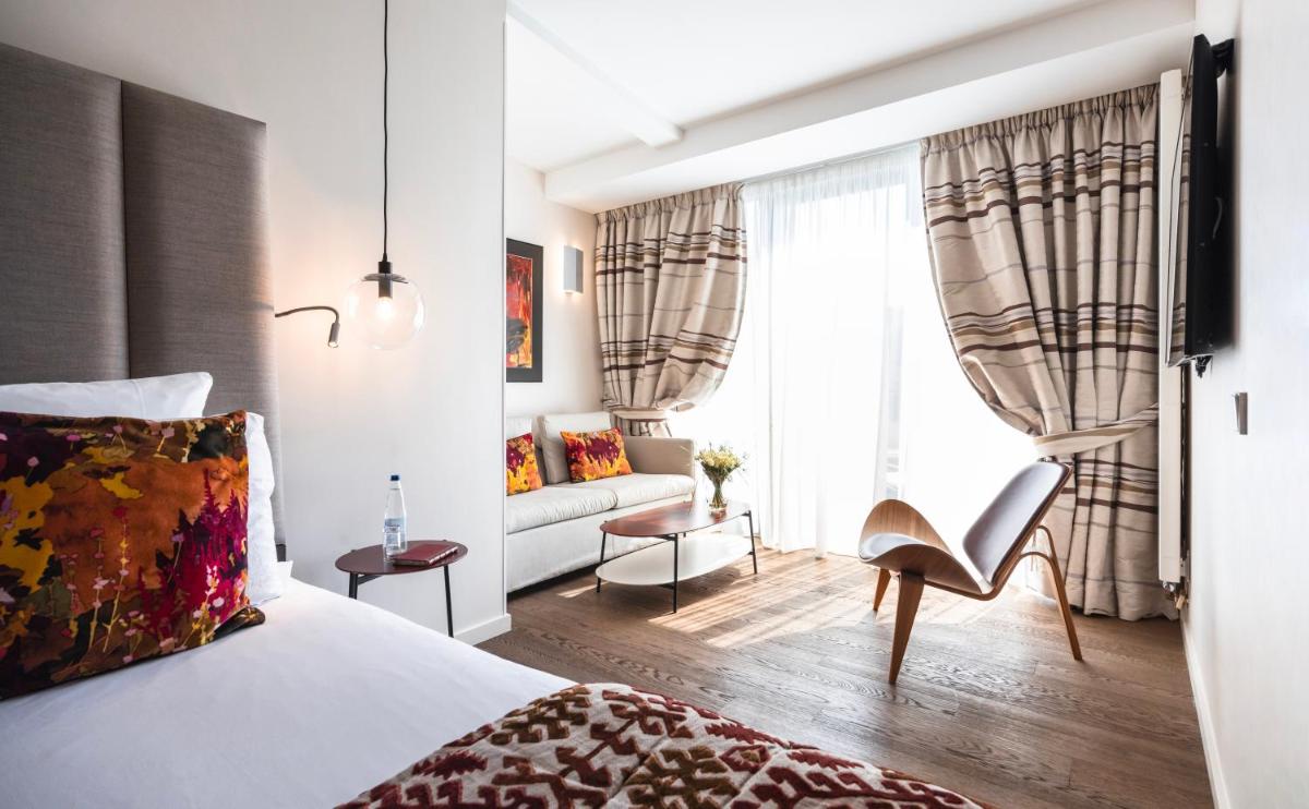 une chambre avec un lit et un salon dans l'établissement Hotel & Spa REGENT PETITE FRANCE, à Strasbourg