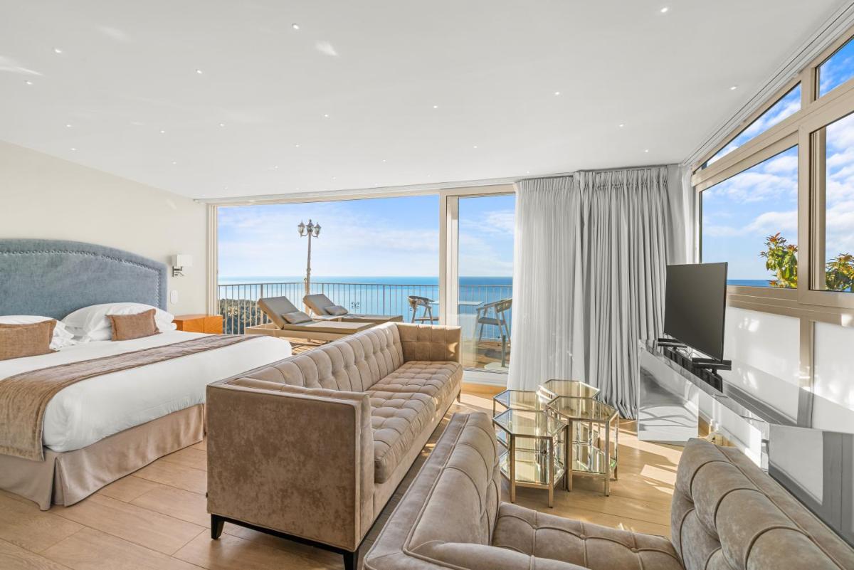 - une chambre avec un lit et un salon avec vue dans l'établissement La Chèvre d'Or, à Èze