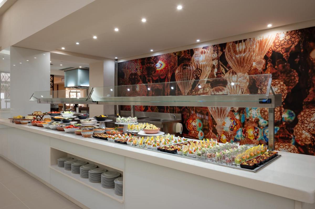 Comida en o cerca de este hotel