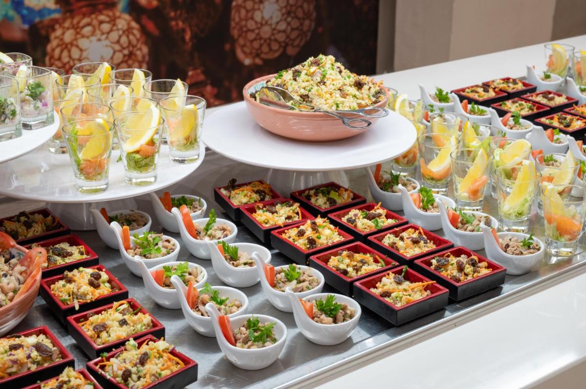 Comida en o cerca de este hotel