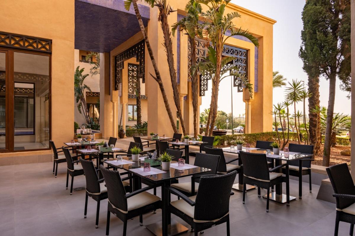 Un restaurante o sitio para comer en Vila Gale Isla Canela