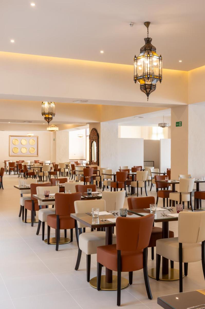 Un restaurante o sitio para comer en Vila Gale Isla Canela