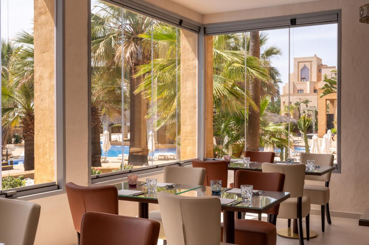 Un restaurante o sitio para comer en Vila Gale Isla Canela