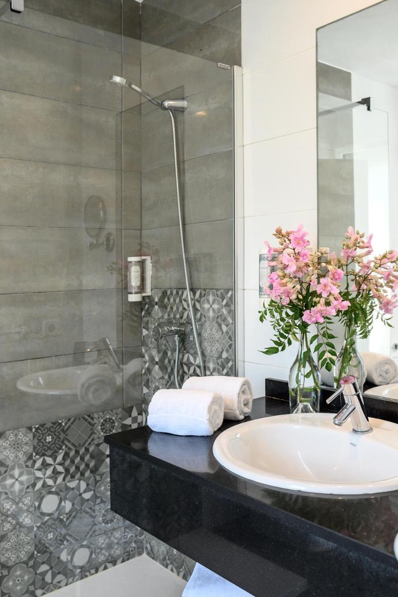 Un baño de Hotel Marina