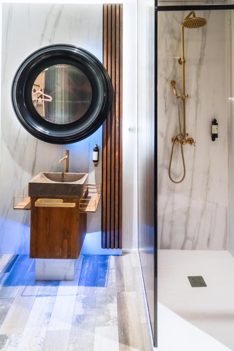 un baño con lavabo y espejo en Abalú Design Boutique Hotel Gran Via, en Madrid