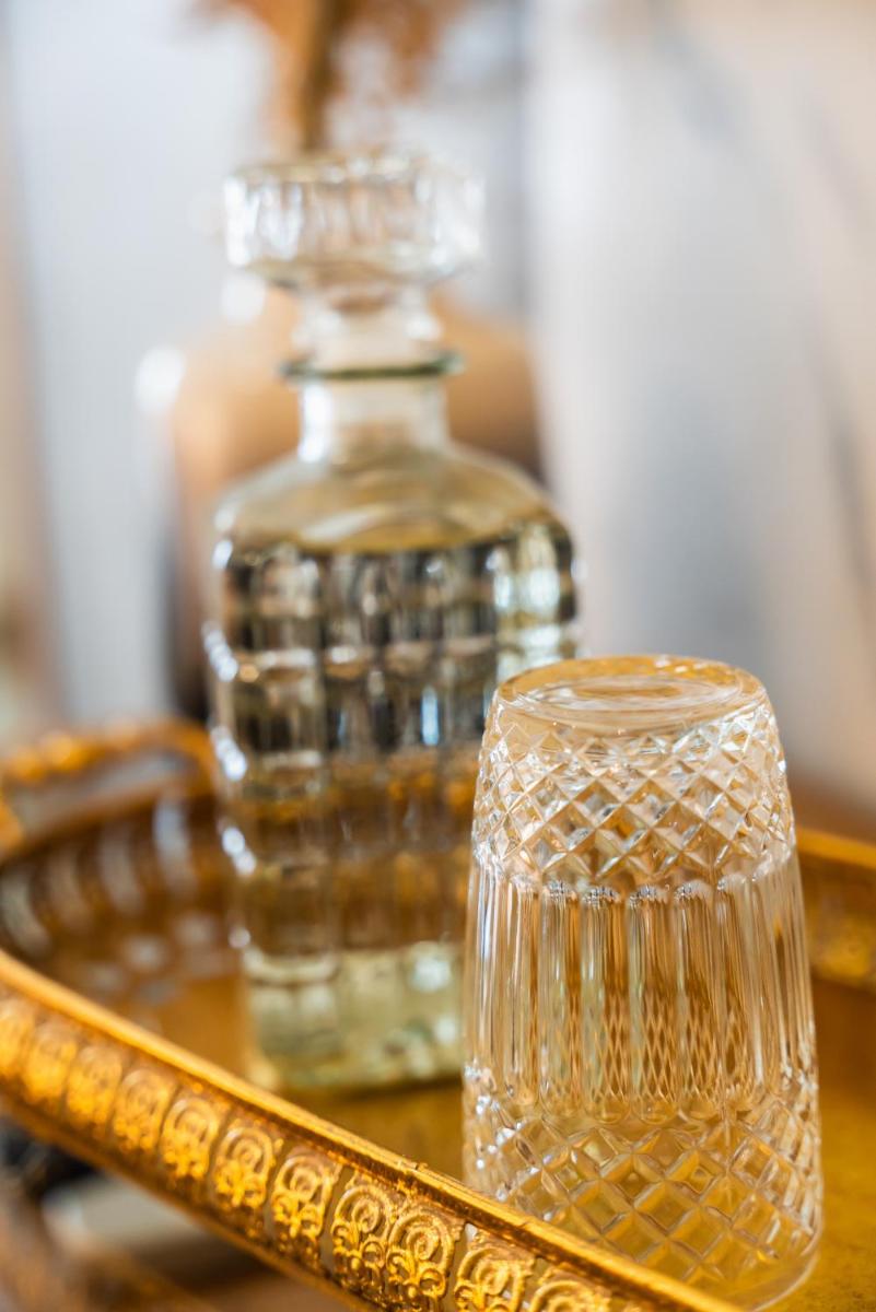 una botella de vidrio sobre una mesa en Abalú Design Boutique Hotel Gran Via, en Madrid