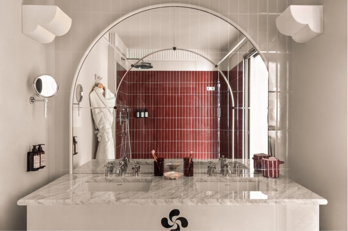 Salle de bains dans l'établissement Regina Experimental Biarritz