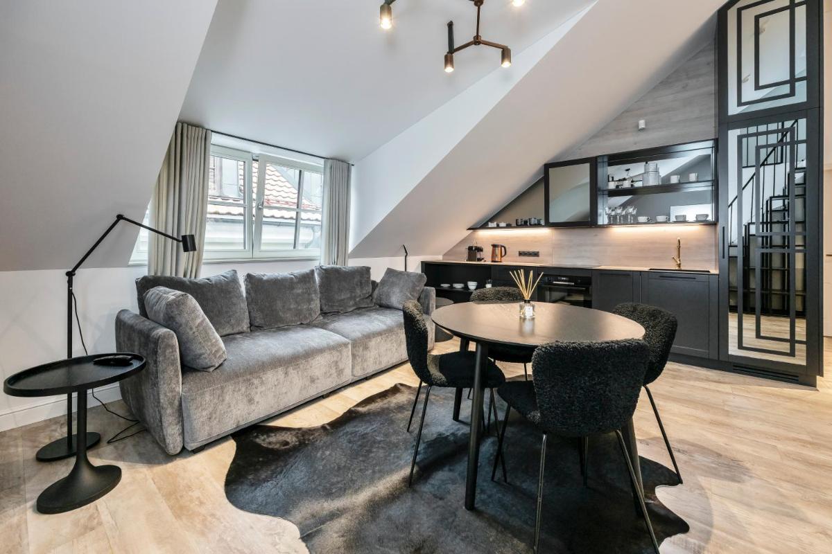 Artsy Exclusive Old Town Residence Gallery Walk - Housity