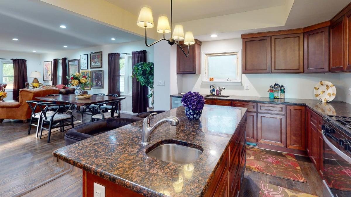 Family Friendly Grosse Pointe Beauty - Housity