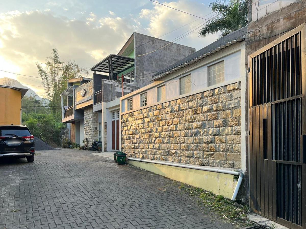 RedDoorz Syariah Nanna Homestay Near Dino Park - Housity